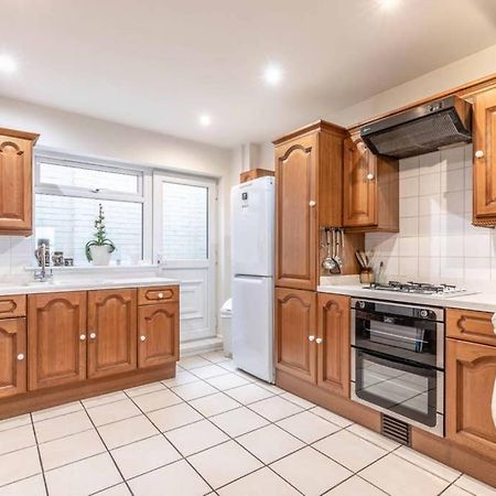 4 Bed 3 Baths In Central Windsor! Walk 2 All The Sights! Legoland 5 Min Drive Exterior photo