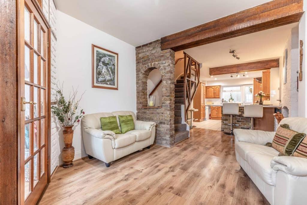 4 Bed 3 Baths In Central Windsor! Walk 2 All The Sights! Legoland 5 Min Drive Exterior photo